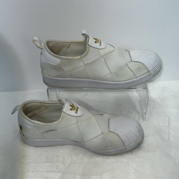 Women’s Adidas superstar white gym shoe/sneakers. Size 7.5. EUC - Picture 2 of 6